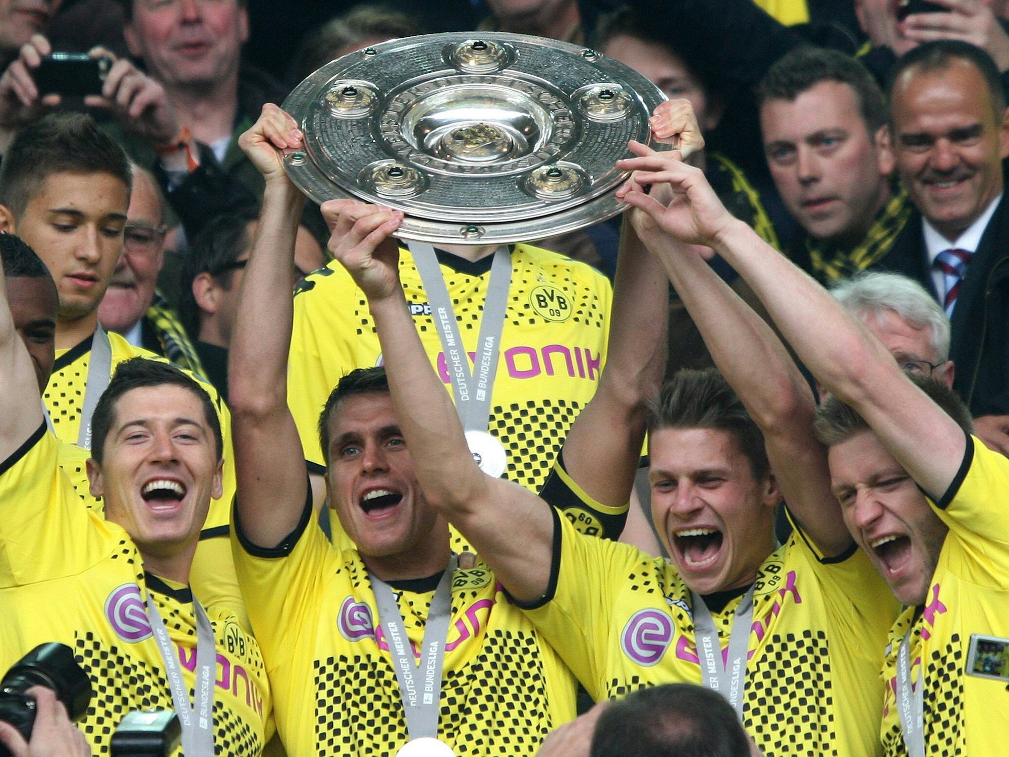 Robert Lewandowski, Sebastian Kehl, Lukasz Piszczek und Jakub Blaszczykowski heben zusammen die Meisterschale hoch.
