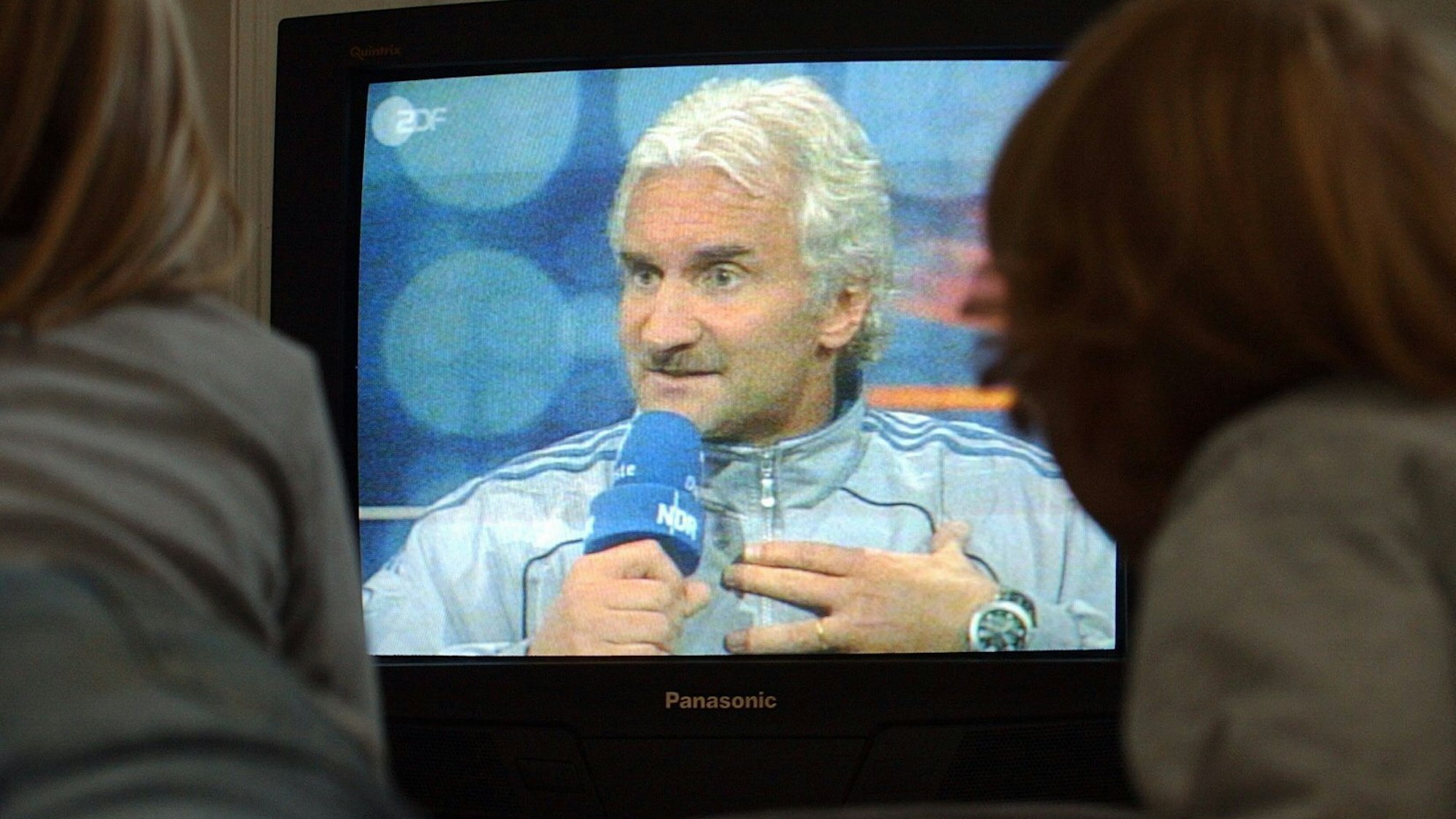 Zwei Kinder schauen in einer Hamburger Wohnung im Fernsehen ein Interview mit dem Teamchef der deutschen Fußball-Nationalmannschaft, Rudi Völler, in Reykjavik.