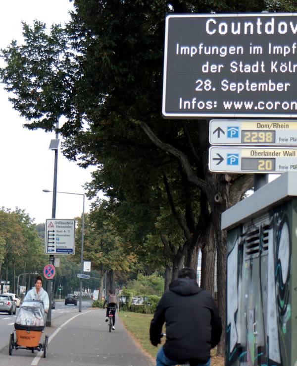 Auf ihrer Infotafel ruft die Stadt ihre Bürger zur Corona-Schutzimpfung auf.