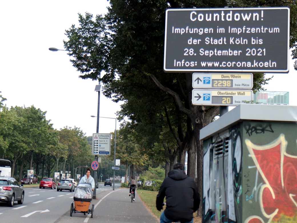 Auf ihrer Infotafel ruft die Stadt ihre Bürger zur Corona-Schutzimpfung auf.