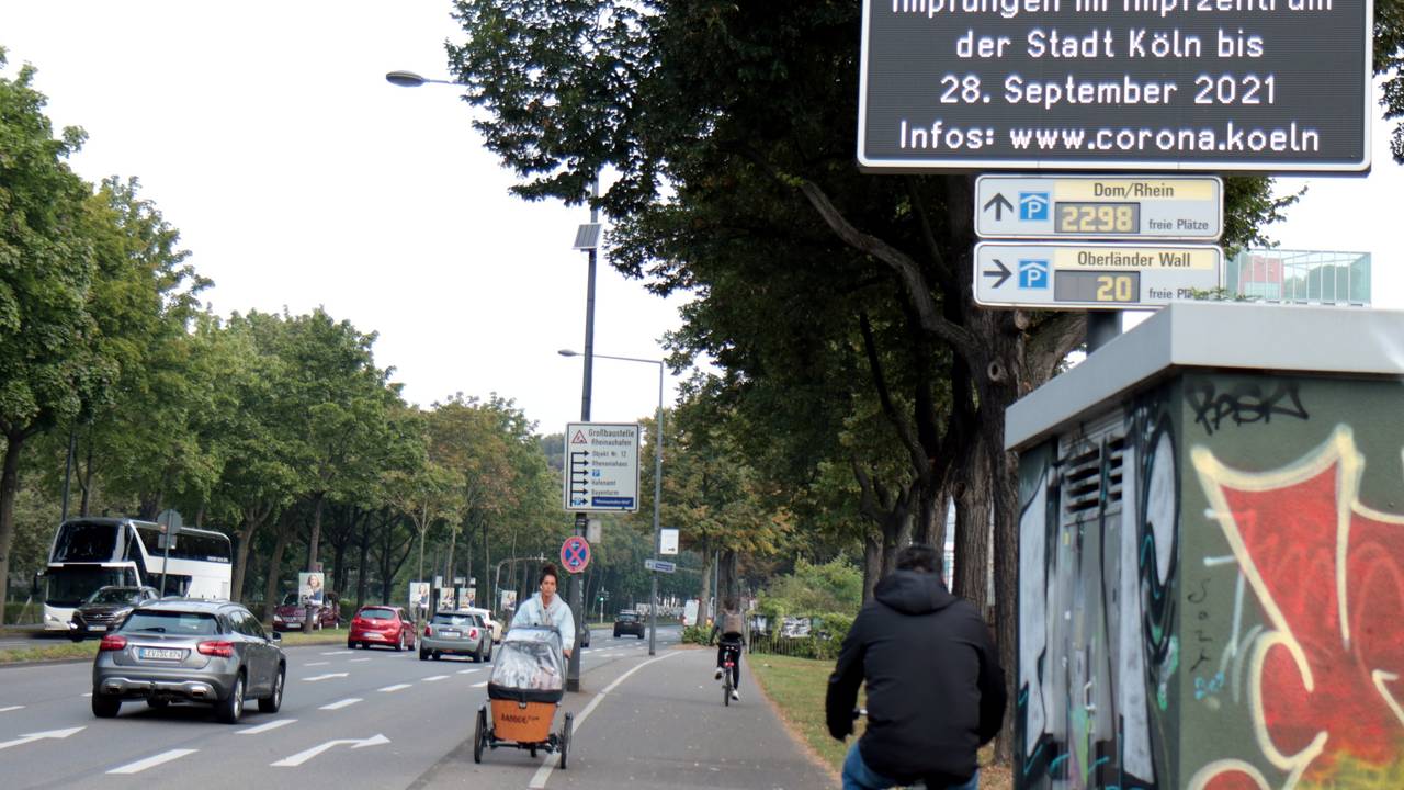 Auf ihrer Infotafel ruft die Stadt ihre Bürger zur Corona-Schutzimpfung auf.