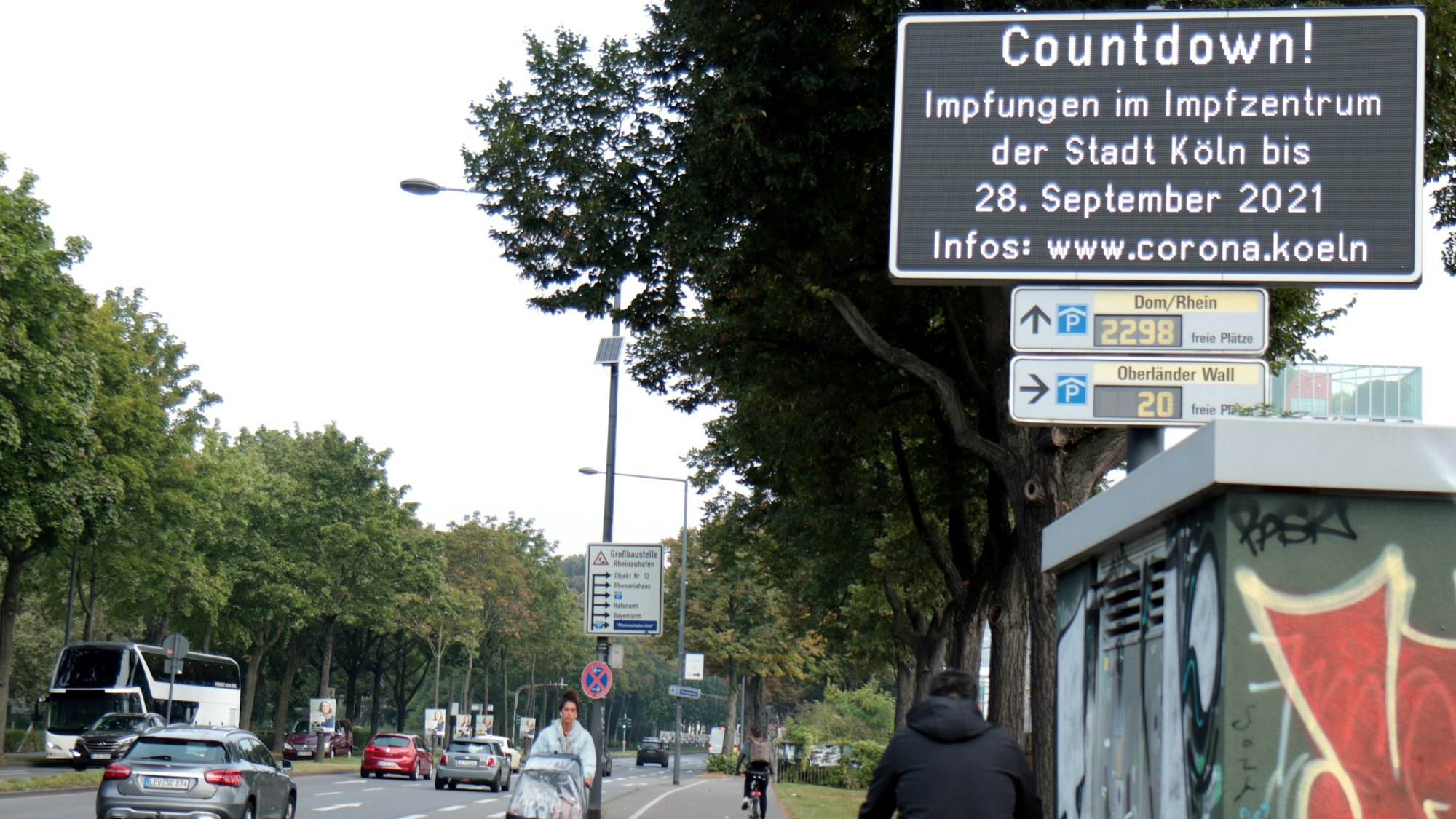 Auf ihrer Infotafel ruft die Stadt ihre Bürger zur Corona-Schutzimpfung auf.