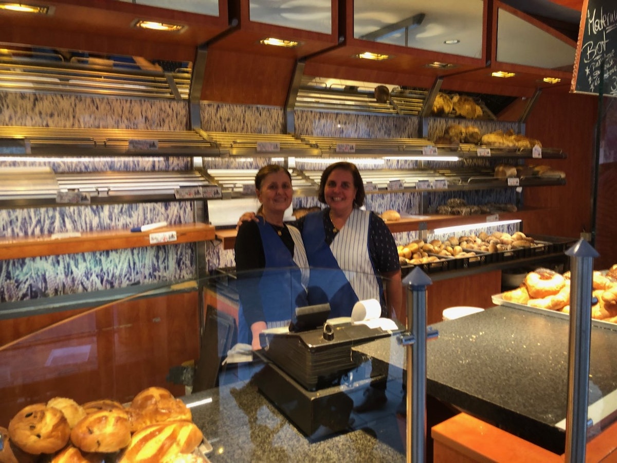 Mitarbeiterinnen der Bäckerei Hütten in der Kölner Südstadt kurz vorm Umzug