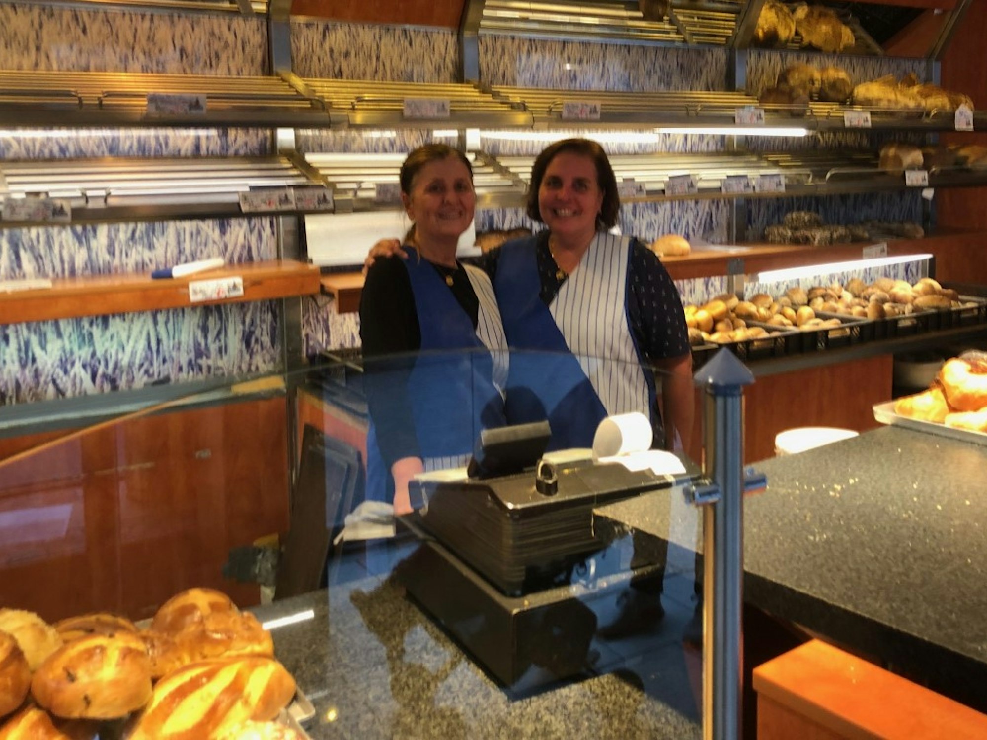 Mitarbeiterinnen der Bäckerei Hütten in der Kölner Südstadt kurz vorm Umzug