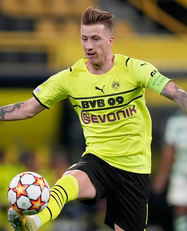 Dortmunds Marco Reus beim Spiel gegen Lissabon mit dem Ball am Fuß.