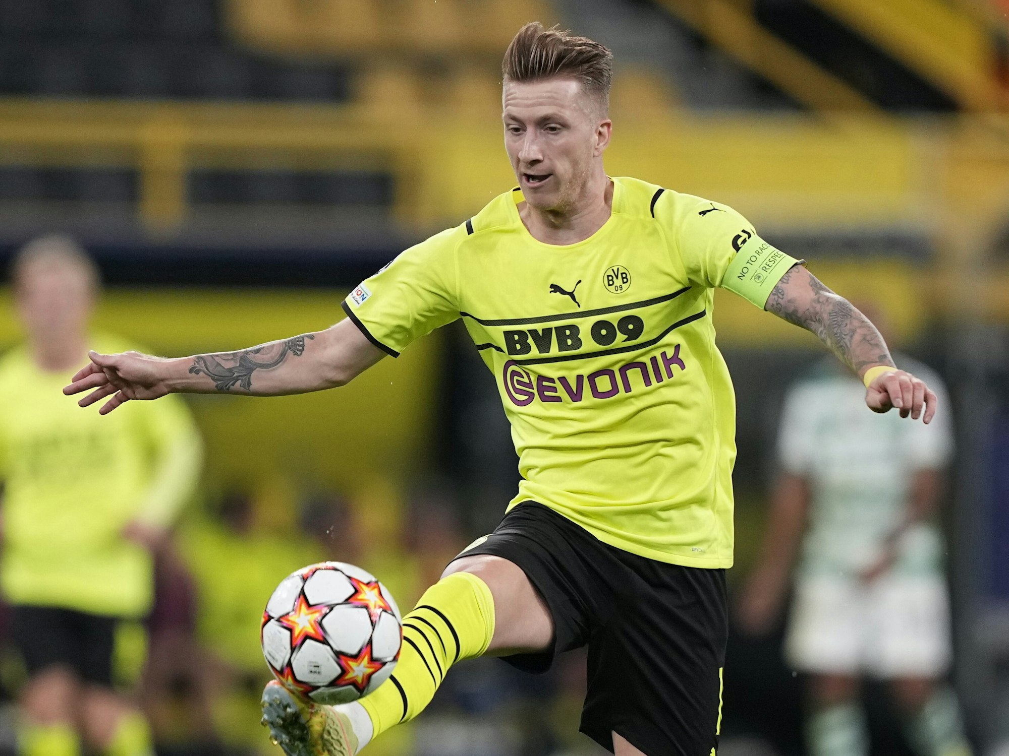 Dortmunds Marco Reus beim Spiel gegen Lissabon mit dem Ball am Fuß.