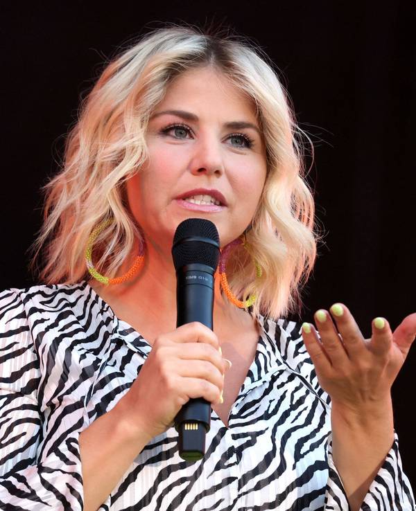 Sängerin Beatrice Egli auf einem Foto vom 8. August 2020 bei einem Picknickdeckenkonzert in Erfurt.
