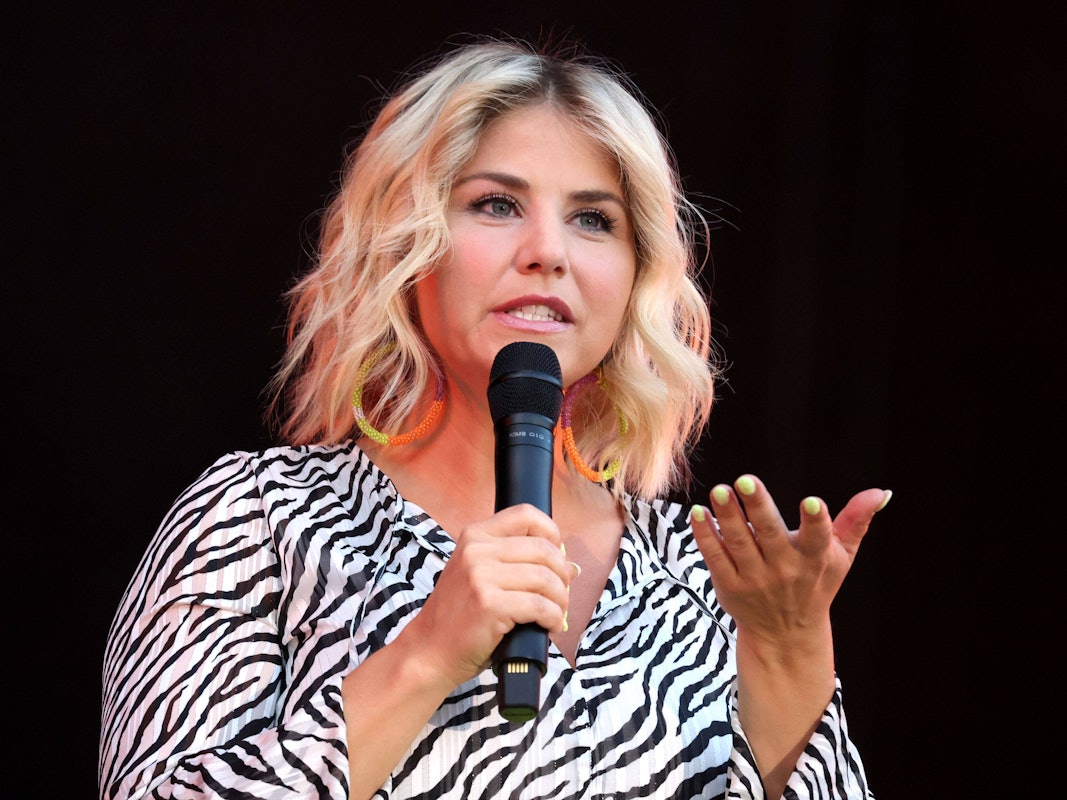 Sängerin Beatrice Egli: Ihr ist das Lächen vergangen. Hier ist sie auf einem Konzert 2020 in Erfurt.