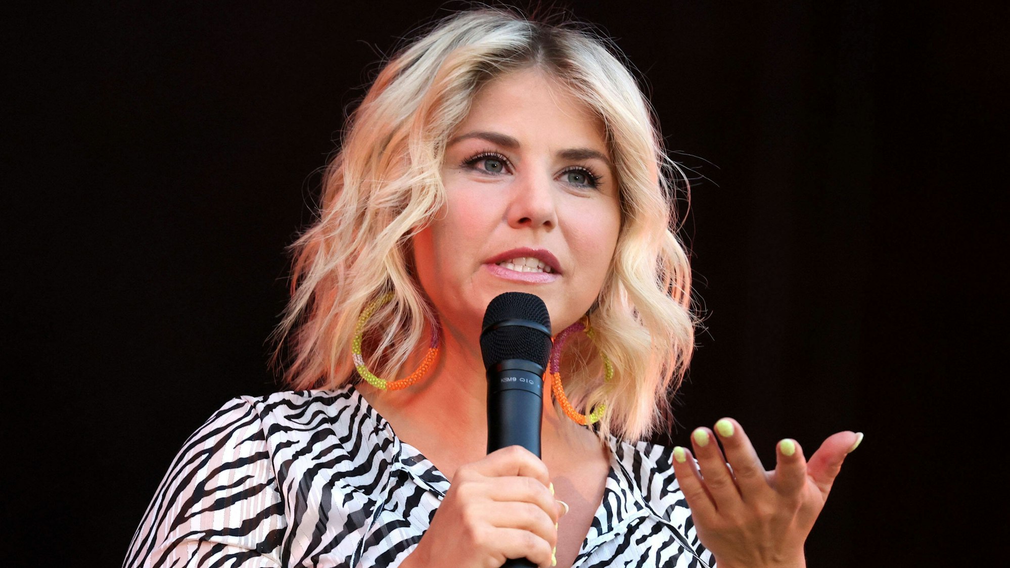 Sängerin Beatrice Egli auf einem Foto vom 8. August 2020 bei einem Picknickdeckenkonzert in Erfurt.