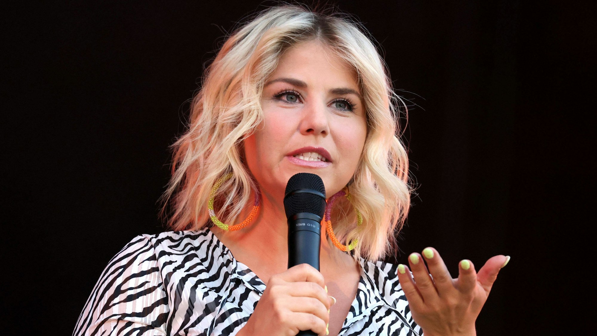 Sängerin Beatrice Egli auf einem Foto vom 8. August 2020 bei einem Picknickdeckenkonzert in Erfurt.