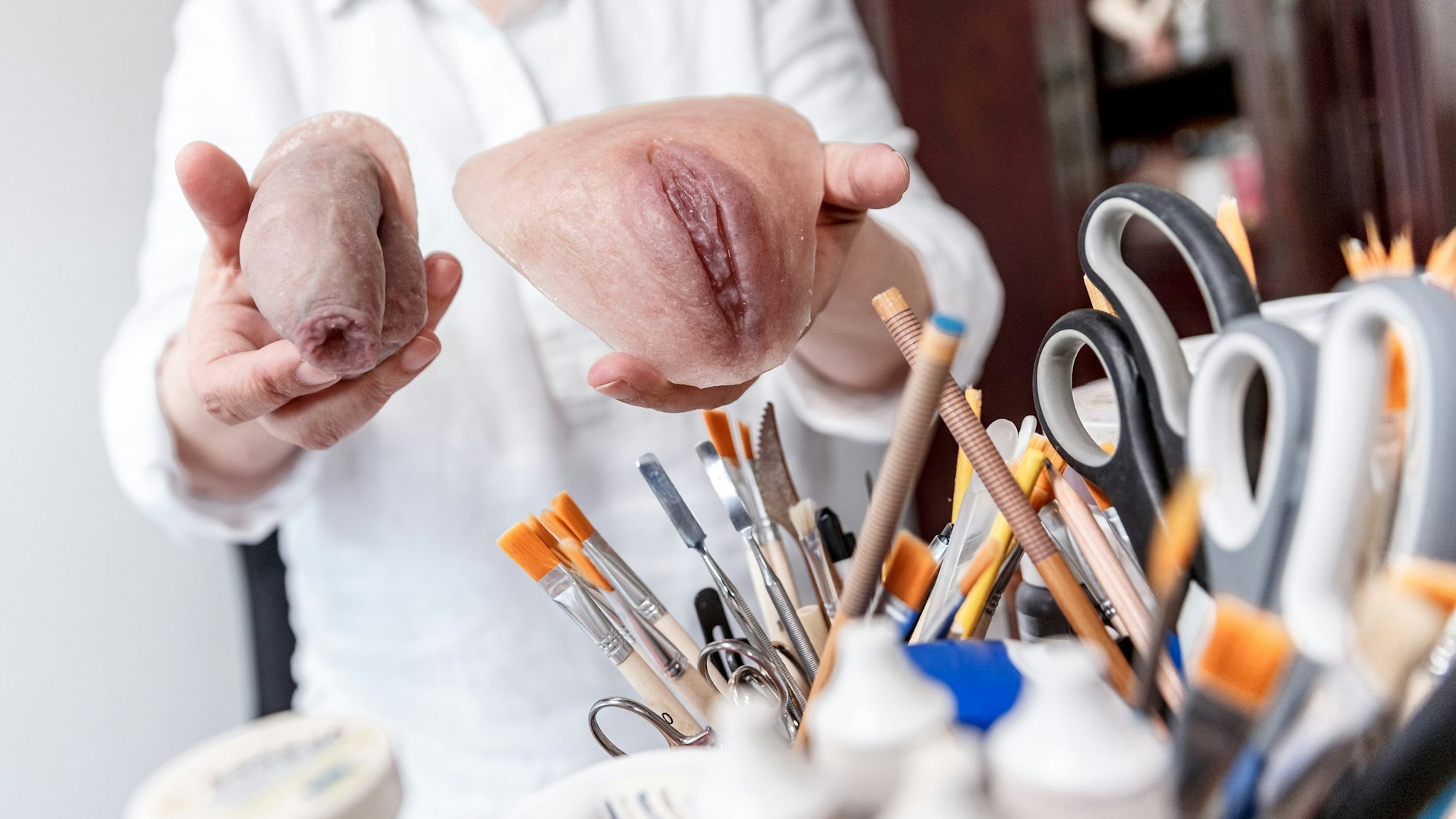 Sofia Koskeridou zeigt in ihrer Werkstatt eine Penis- und eine Vagina-Epithese.