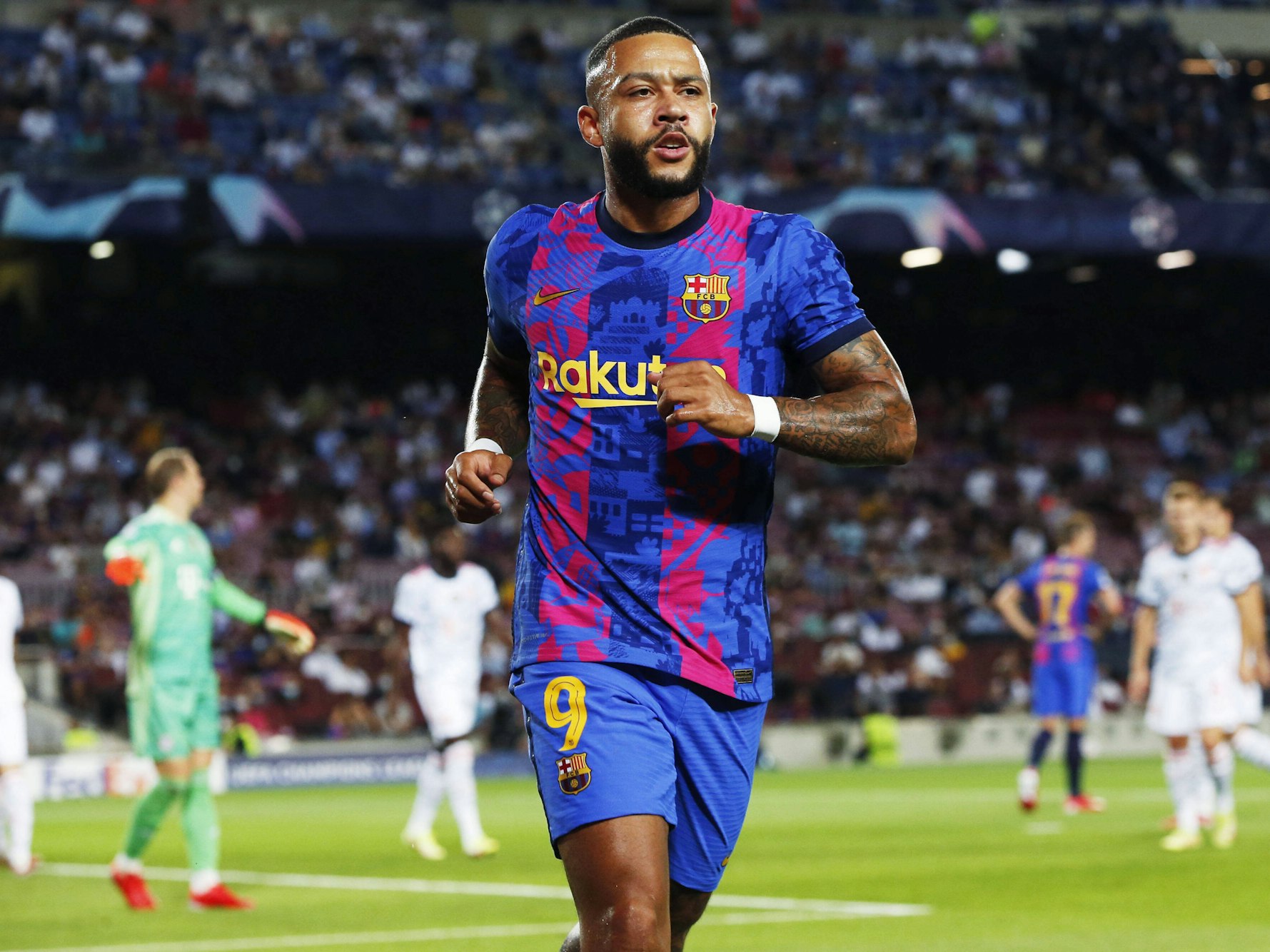 Memphis Depay vom FC Barcelona läuft zur Eckfahne.