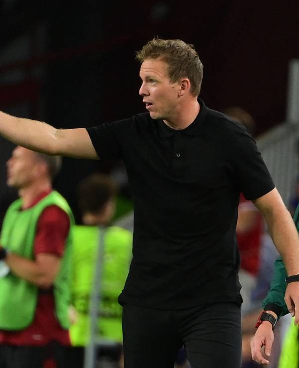 Bayern Münchens Julian Nagelsmann gibt Leon Goretzka Anweisungen.