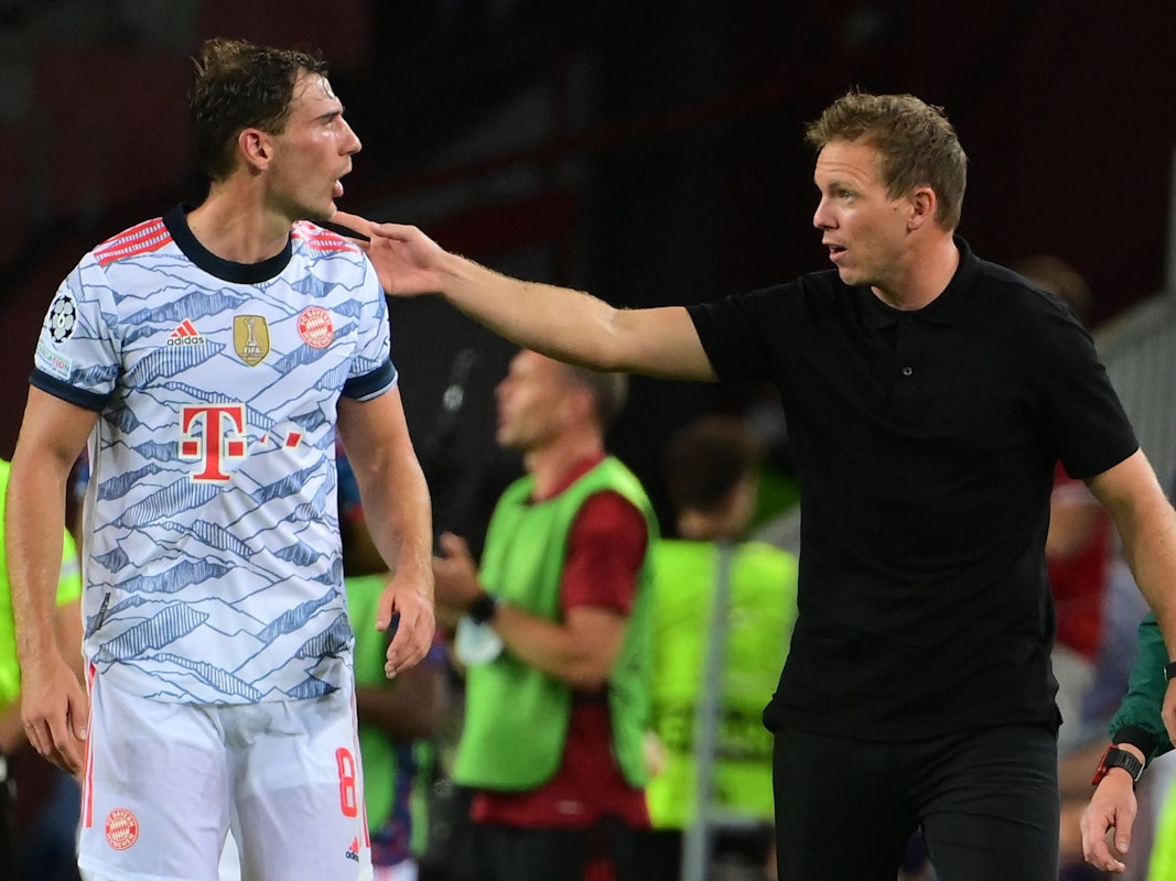 Bayern Münchens Julian Nagelsmann gibt Leon Goretzka Anweisungen.