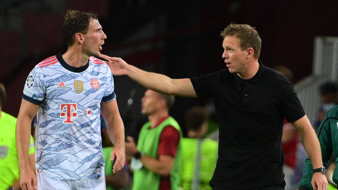 Bayern Münchens Julian Nagelsmann gibt Leon Goretzka Anweisungen.