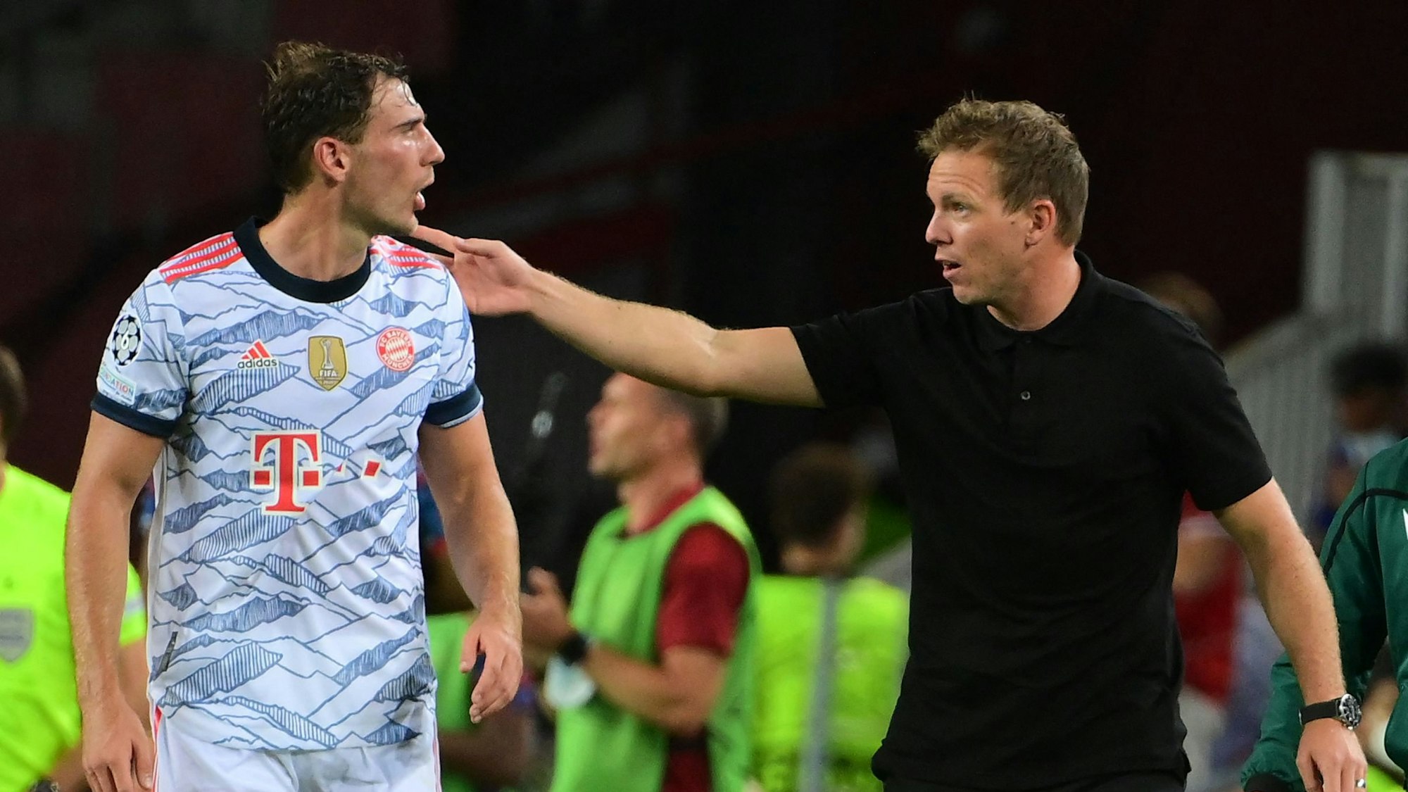 Bayern Münchens Julian Nagelsmann gibt Leon Goretzka Anweisungen.