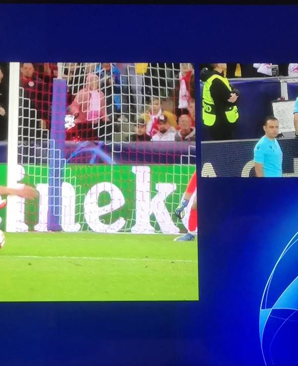Salzburg, 29. September 2021: Karim Adeyemi wird von Sven Botman im Spiel der Champions League zwischen Red Bull Salzburg und OSC Lille gefoult, der VAR prüft die Szene. Screenshot der Übertragung bei DAZN.