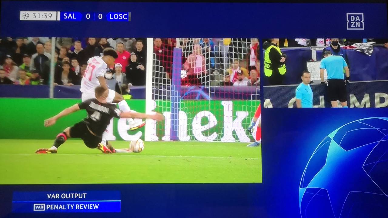 Salzburg, 29. September 2021: Karim Adeyemi wird von Sven Botman im Spiel der Champions League zwischen Red Bull Salzburg und OSC Lille gefoult, der VAR prüft die Szene. Screenshot der Übertragung bei DAZN.