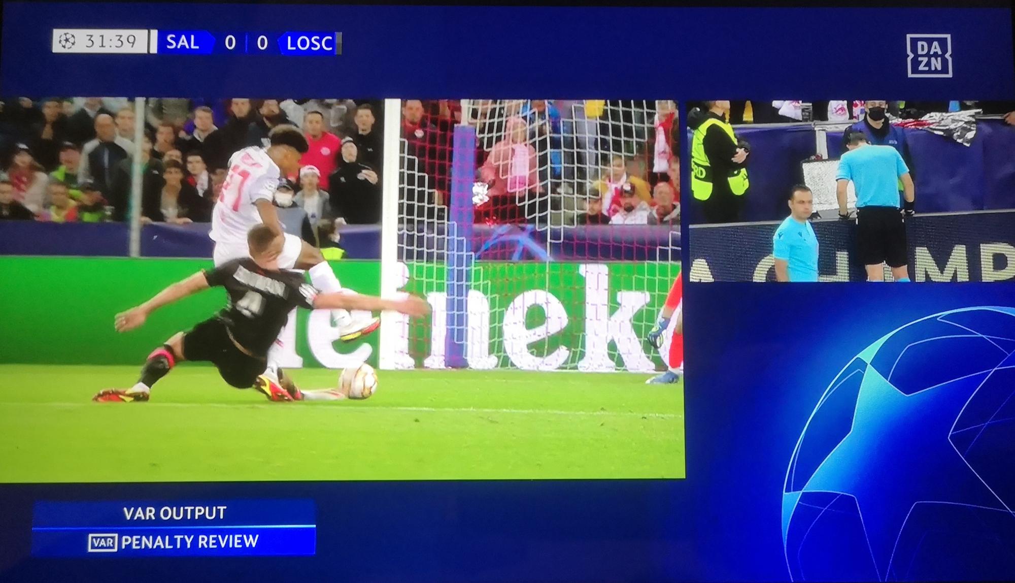 Salzburg, 29. September 2021: Karim Adeyemi wird von Sven Botman im Spiel der Champions League zwischen Red Bull Salzburg und OSC Lille gefoult, der VAR prüft die Szene. Screenshot der Übertragung bei DAZN.