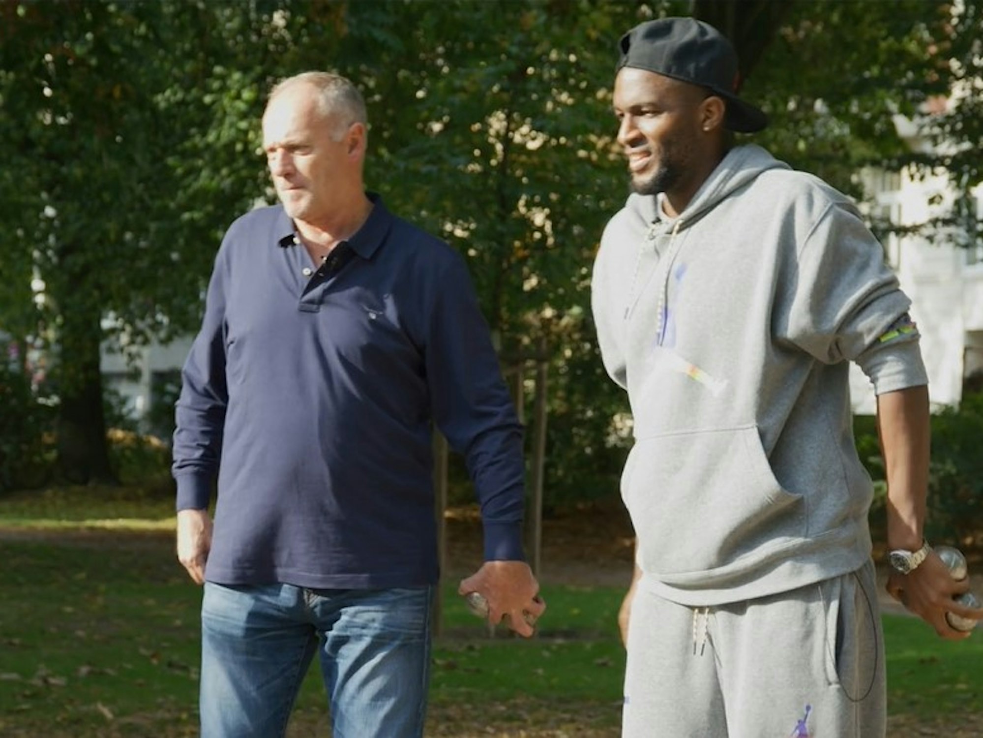 Anthony Modeste spielt Boule mit Zeugwart Kreso Ban.