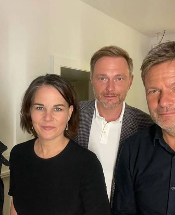 Volker Wissing (l.-r., FDP-Generalsekretär), Annalena Baerbock (Bundesvorsitzende von Bündnis 90/Die Grünen), Christian Lindner (FDP-Vorsitzender) und Robert Habeck (Co-Bundesvorsitzender von Bündnis 90/Die Grünen) sind auf einem Selfie zu sehen, das FDP-Generalsekretär Wissing am 28.09.2021 auf seinem Instagram-Account veröffentlicht hat. Das Foto ging im Netz schnell viral.