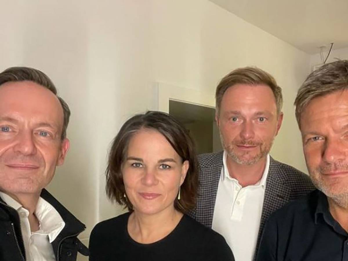 Volker Wissing (l.-r., FDP-Generalsekretär), Annalena Baerbock (Bundesvorsitzende von Bündnis 90/Die Grünen), Christian Lindner (FDP-Vorsitzender) und Robert Habeck (Co-Bundesvorsitzender von Bündnis 90/Die Grünen) sind auf einem Selfie zu sehen, das FDP-Generalsekretär Wissing am 28.09.2021 auf seinem Instagram-Account veröffentlicht hat. Das Foto ging im Netz schnell viral.