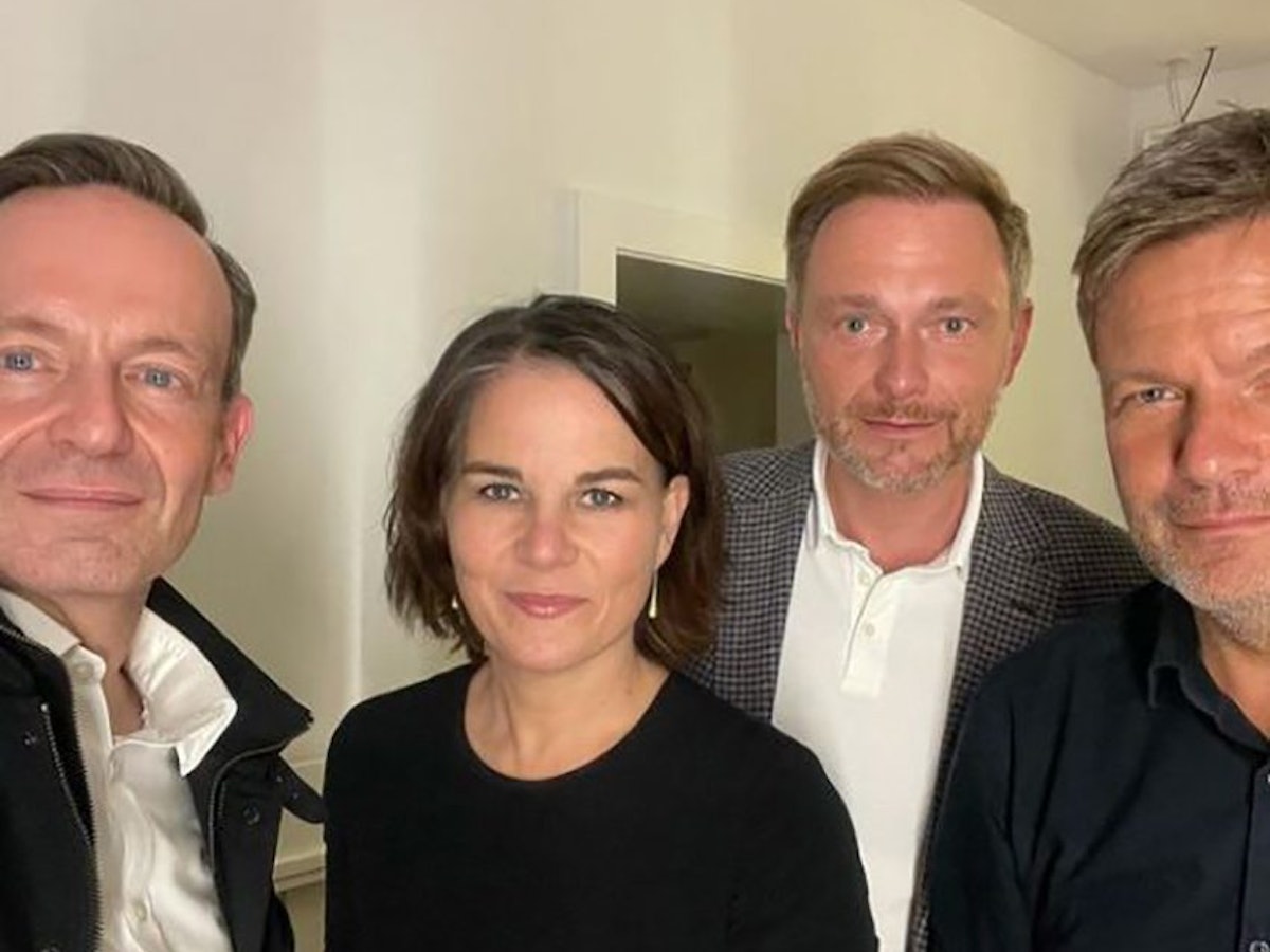 Volker Wissing (l.-r., FDP-Generalsekretär), Annalena Baerbock (Bundesvorsitzende von Bündnis 90/Die Grünen), Christian Lindner (FDP-Vorsitzender) und Robert Habeck (Co-Bundesvorsitzender von Bündnis 90/Die Grünen) sind auf einem Selfie zu sehen, das FDP-Generalsekretär Wissing am 28.09.2021 auf seinem Instagram-Account veröffentlicht hat. Das Foto ging im Netz schnell viral.