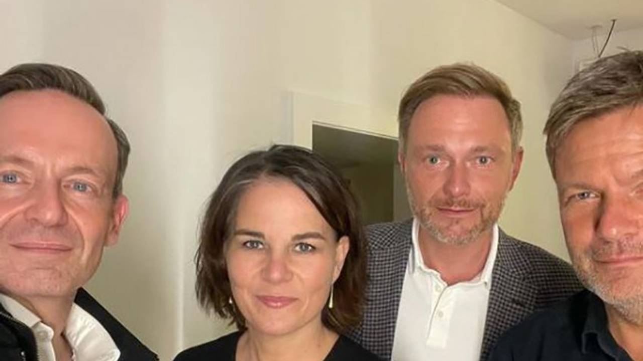 Volker Wissing (l.-r., FDP-Generalsekretär), Annalena Baerbock (Bundesvorsitzende von Bündnis 90/Die Grünen), Christian Lindner (FDP-Vorsitzender) und Robert Habeck (Co-Bundesvorsitzender von Bündnis 90/Die Grünen) sind auf einem Selfie zu sehen, das FDP-Generalsekretär Wissing am 28.09.2021 auf seinem Instagram-Account veröffentlicht hat. Das Foto ging im Netz schnell viral.