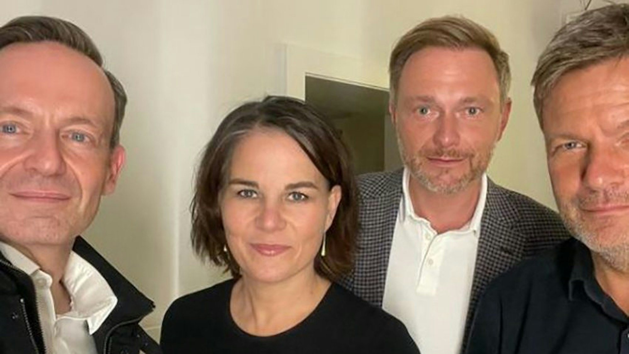Volker Wissing (l.-r., FDP-Generalsekretär), Annalena Baerbock (Bundesvorsitzende von Bündnis 90/Die Grünen), Christian Lindner (FDP-Vorsitzender) und Robert Habeck (Co-Bundesvorsitzender von Bündnis 90/Die Grünen) sind auf einem Selfie zu sehen, das FDP-Generalsekretär Wissing am 28.09.2021 auf seinem Instagram-Account veröffentlicht hat. Das Foto ging im Netz schnell viral.