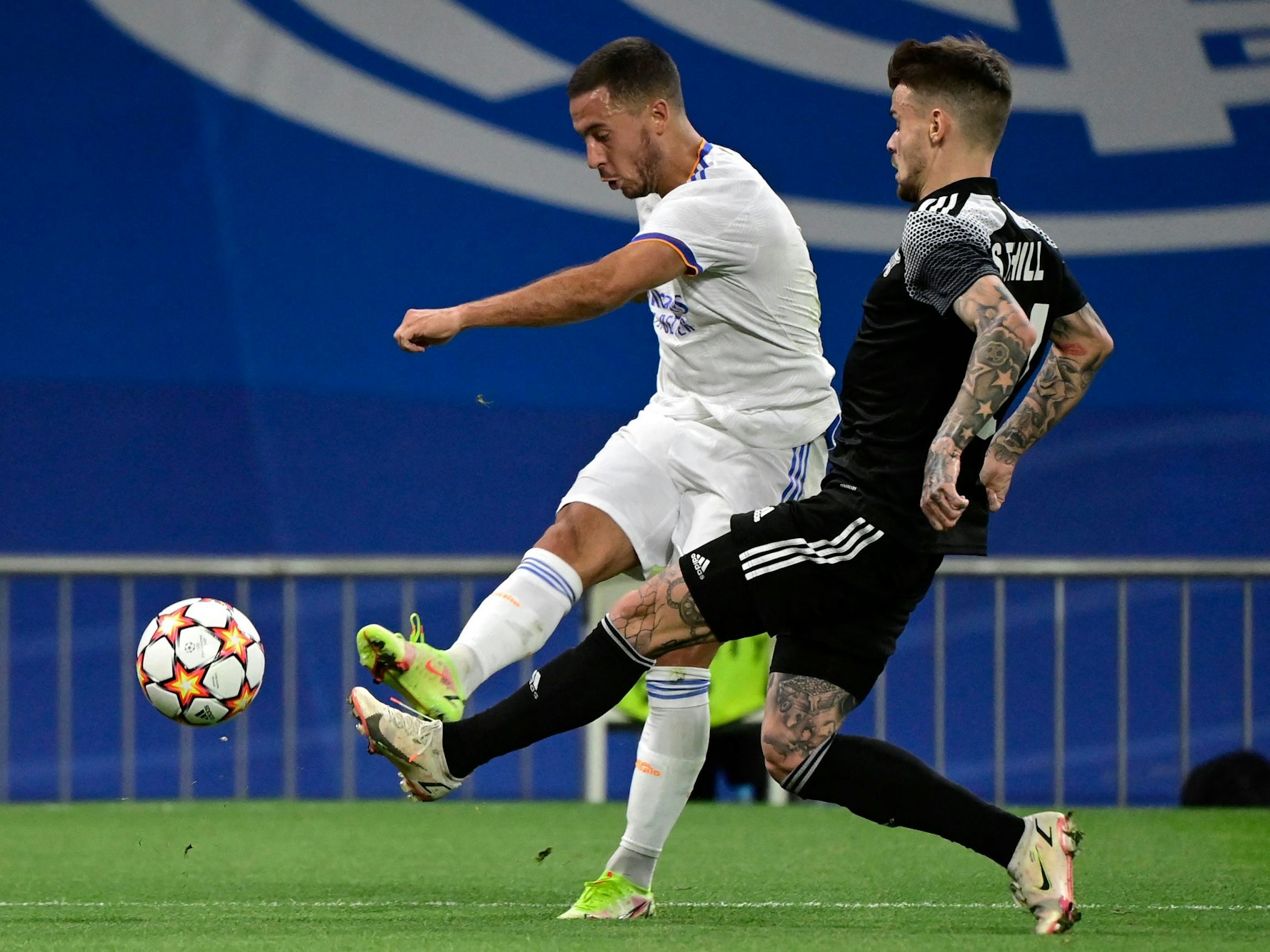 Eden Hazard kämpft gegen Sébastien Thill  um den Ball.