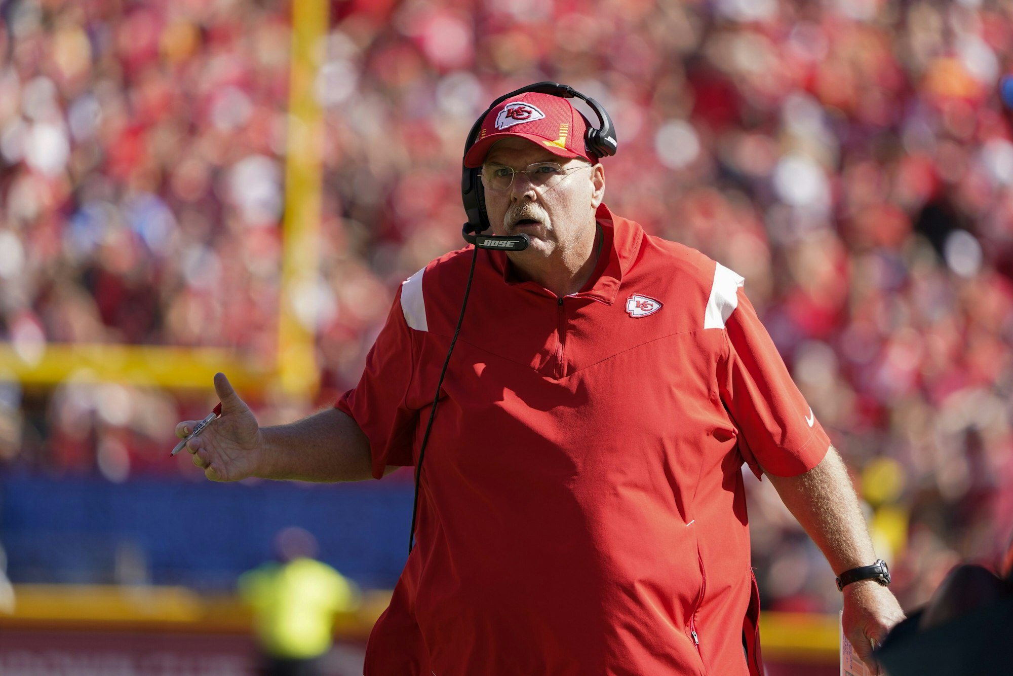 Kansas City Chiefs-Trainer Andy Reid gibt seiner Mannschaft Anweisungen.