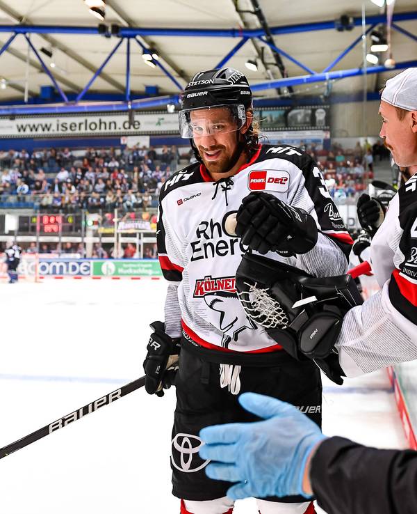 Torjubel von Andreas Thuresson (Kölner Haie) und Justin Pogge beim Sieg bei den Iserlohn Roosters