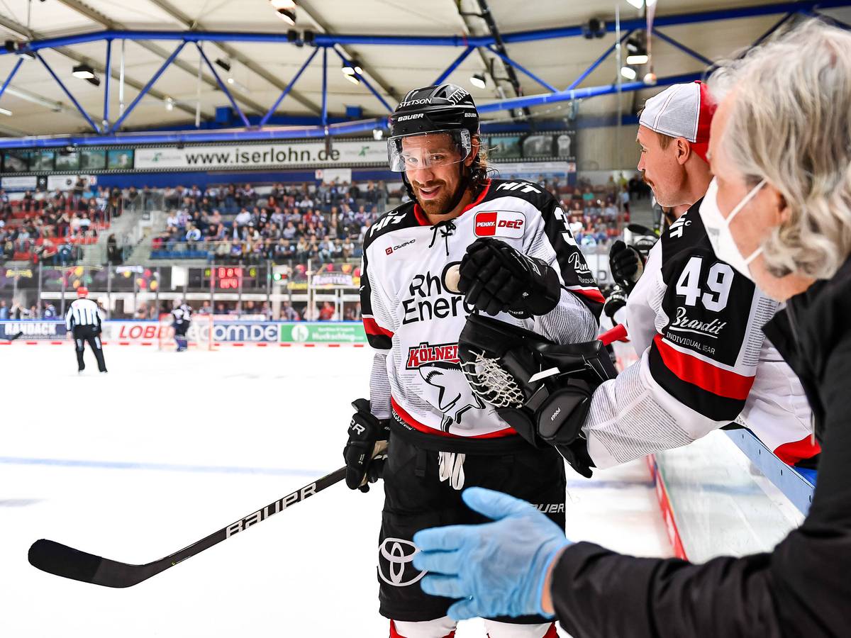 Torjubel von Andreas Thuresson (Kölner Haie) und Justin Pogge beim Sieg bei den Iserlohn Roosters