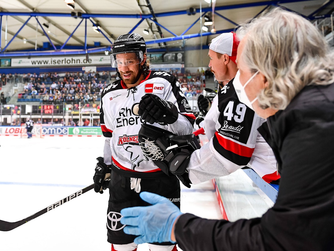 Torjubel von Andreas Thuresson (Kölner Haie) und Justin Pogge beim Sieg bei den Iserlohn Roosters