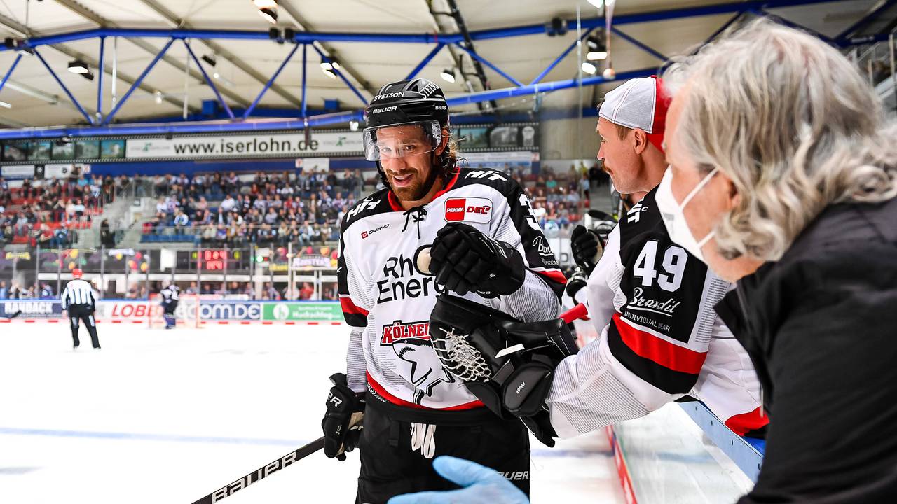 Torjubel von Andreas Thuresson (Kölner Haie) und Justin Pogge beim Sieg bei den Iserlohn Roosters