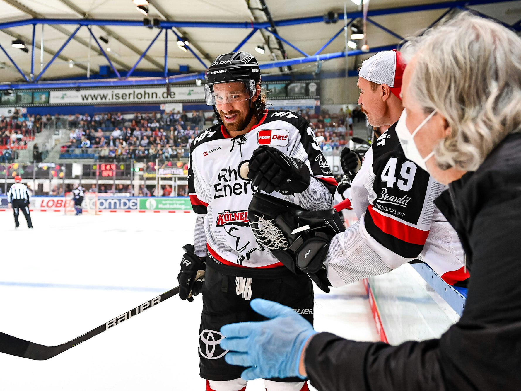 Torjubel von Andreas Thuresson (Kölner Haie) und Justin Pogge beim Sieg bei den Iserlohn Roosters