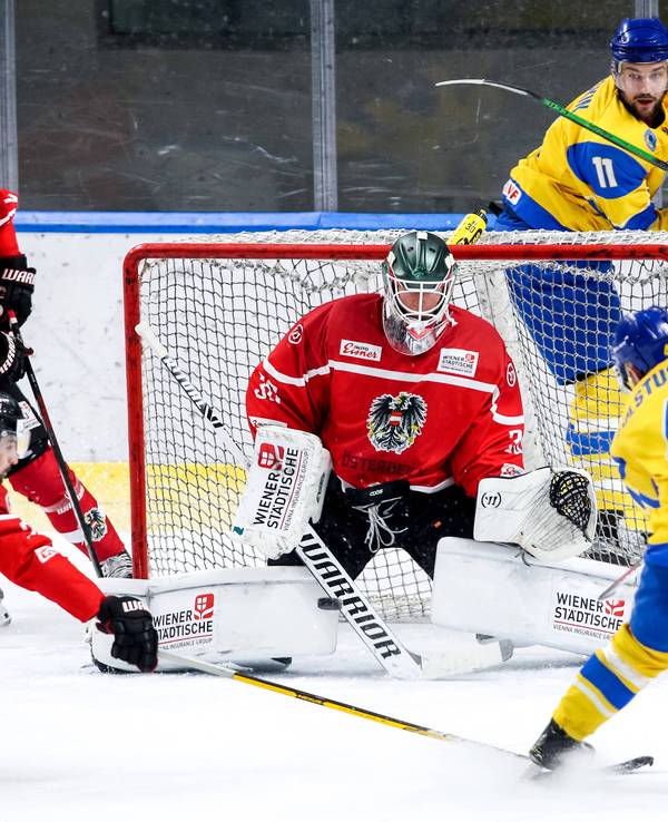 Eishockeyspieler Andrei Denyskin zieht ab