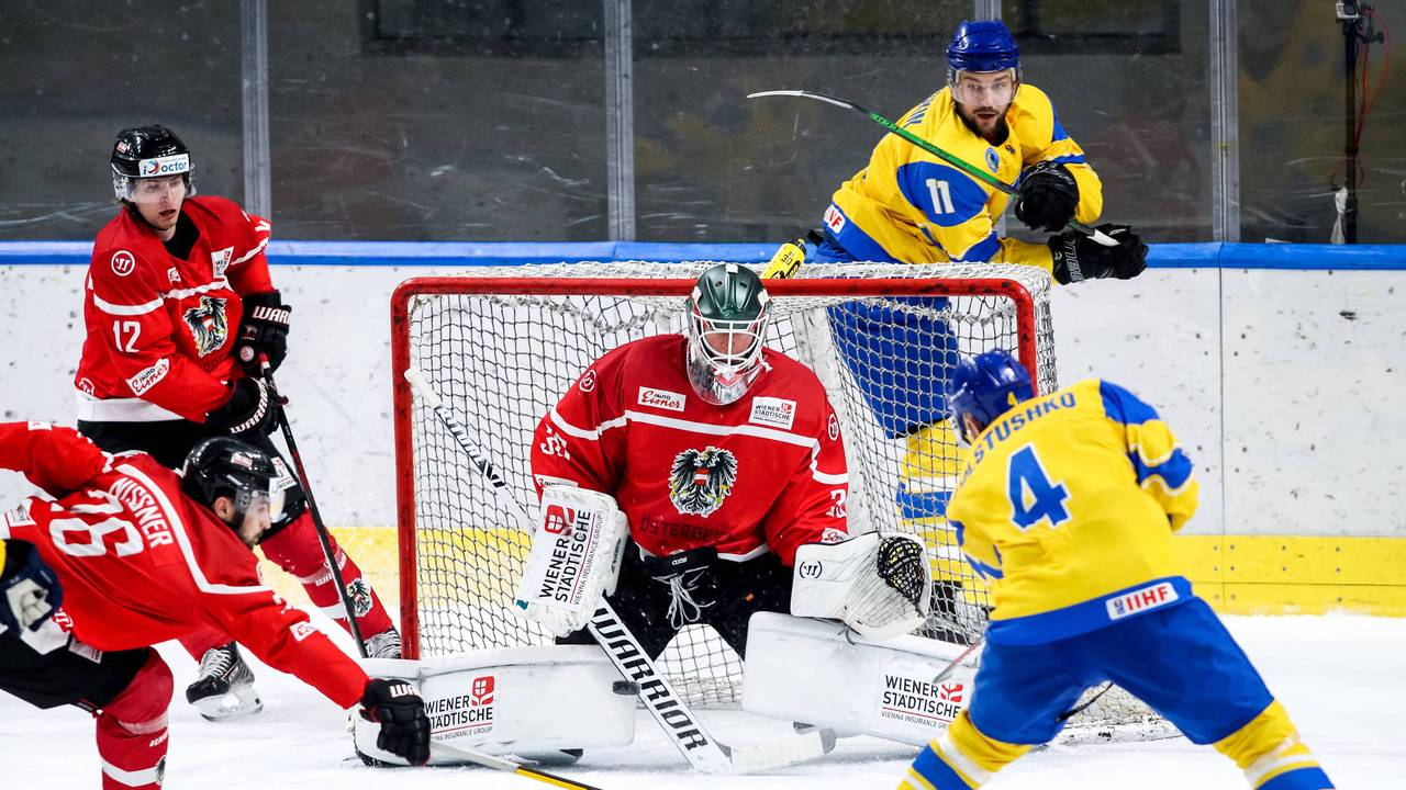 Eishockeyspieler Andrei Denyskin zieht ab