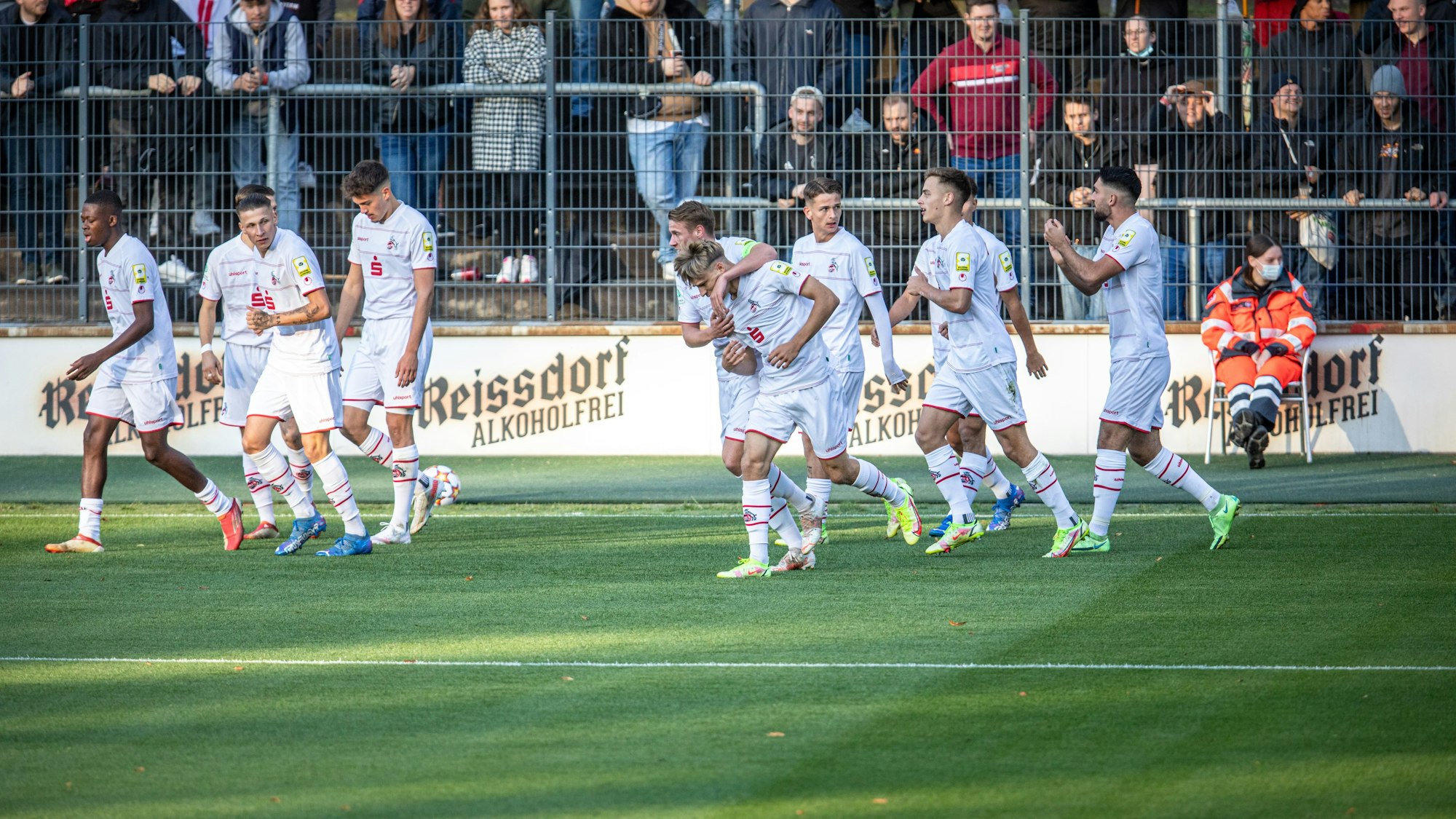 Die U19 des 1. FC Köln jubelt im Spiel der Youth League gegen KRC Genk.