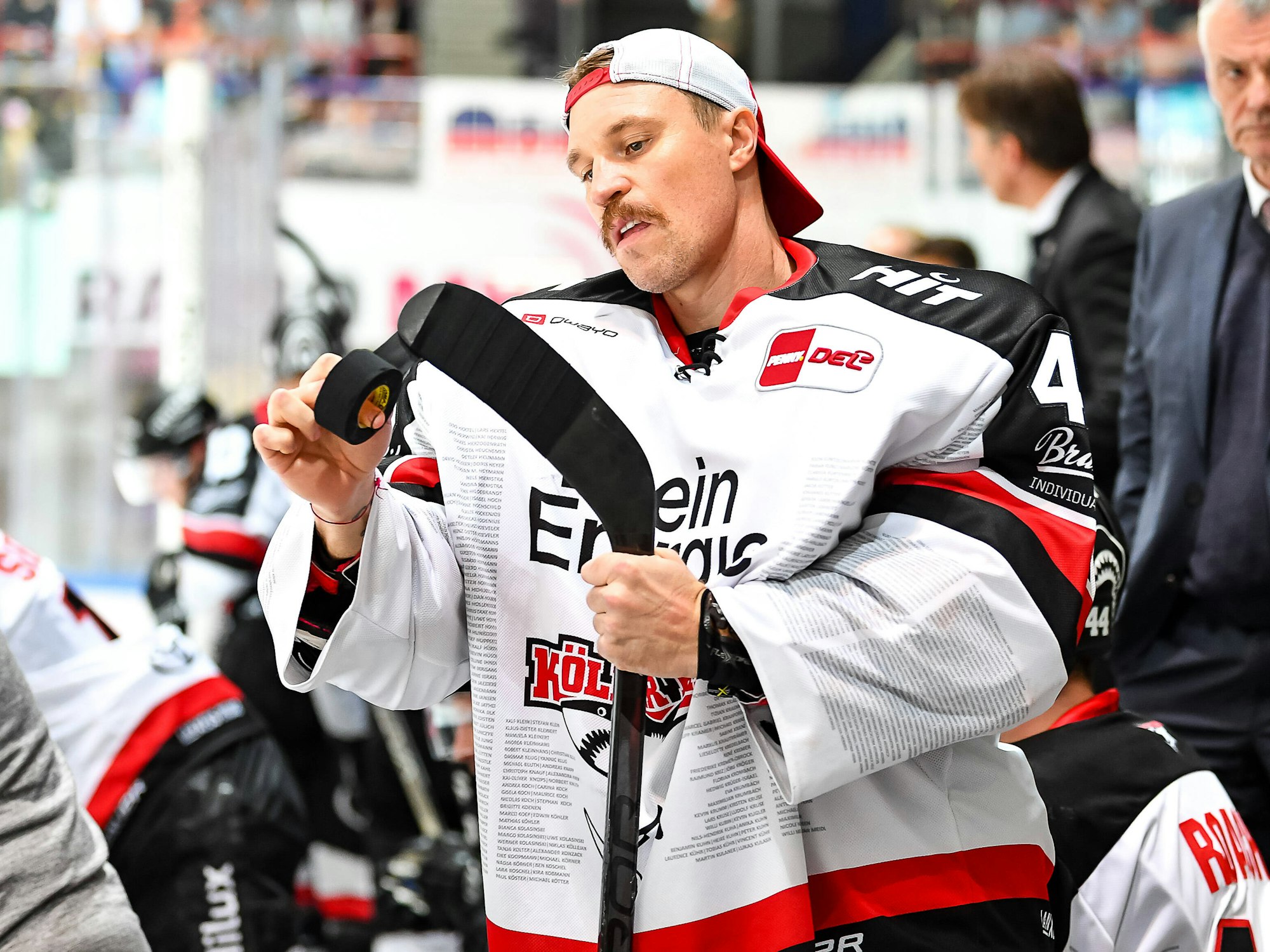 Justin Pogge (Kölner Haie) auf der Ersatzbank beim Spiel in Iserlohn.