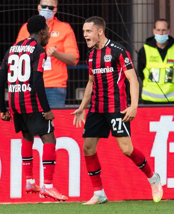 Leverkusens Jeremie Frimpong und Torschütze Florian Wirtz jubeln nach dem Treffer zur 1:0-Führung
