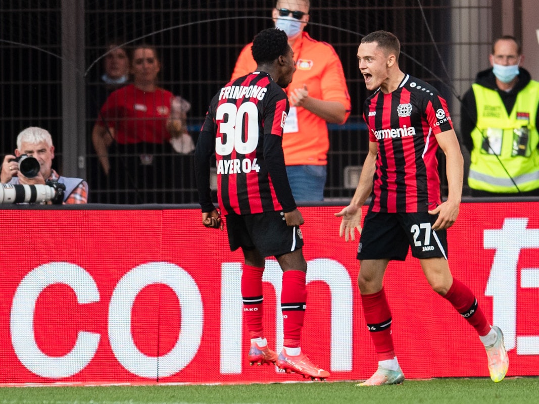 Leverkusens Jeremie Frimpong und Torschütze Florian Wirtz jubeln nach dem Treffer zur 1:0-Führung