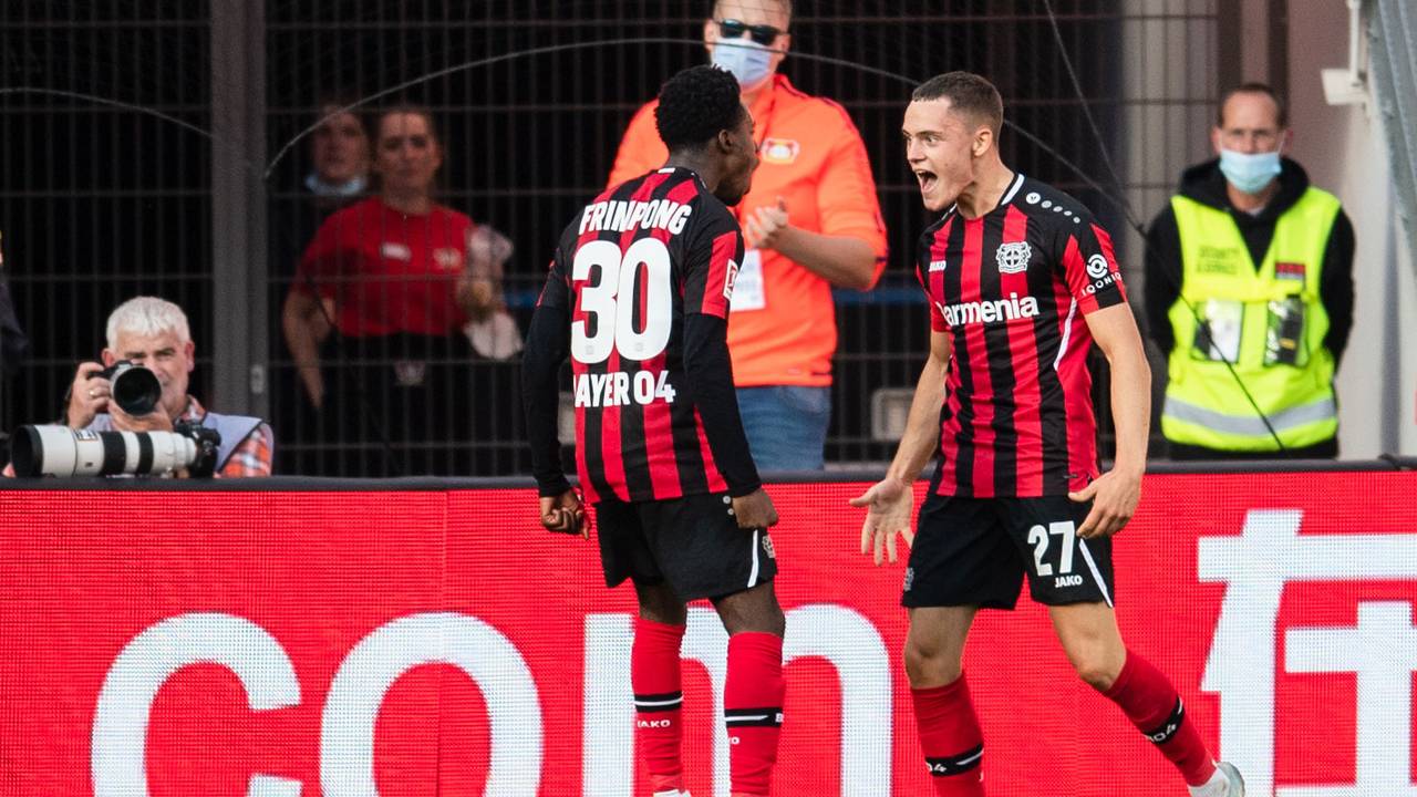 Leverkusens Jeremie Frimpong und Torschütze Florian Wirtz jubeln nach dem Treffer zur 1:0-Führung