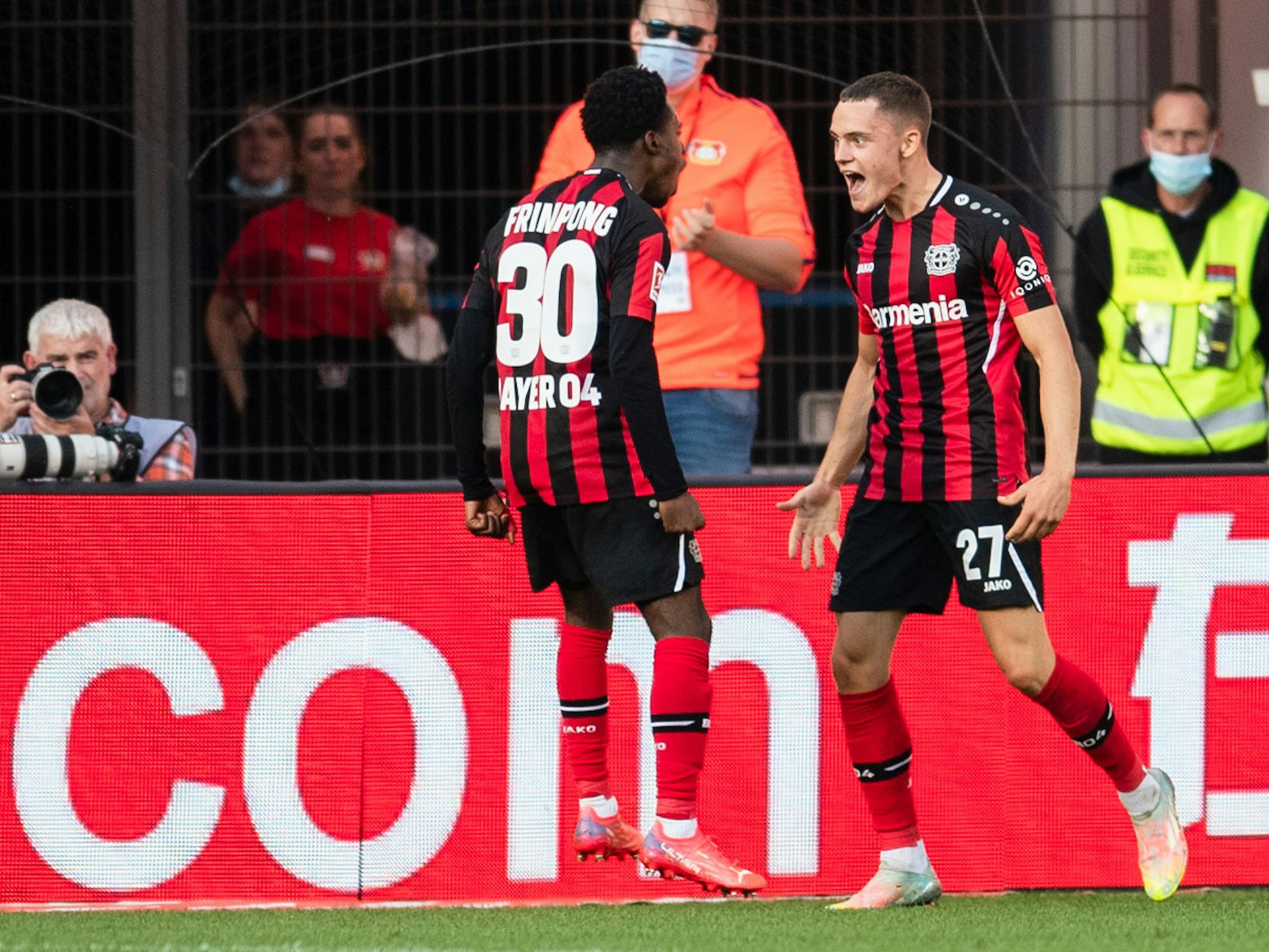 Leverkusens Jeremie Frimpong und Torschütze Florian Wirtz jubeln nach dem Treffer zur 1:0-Führung