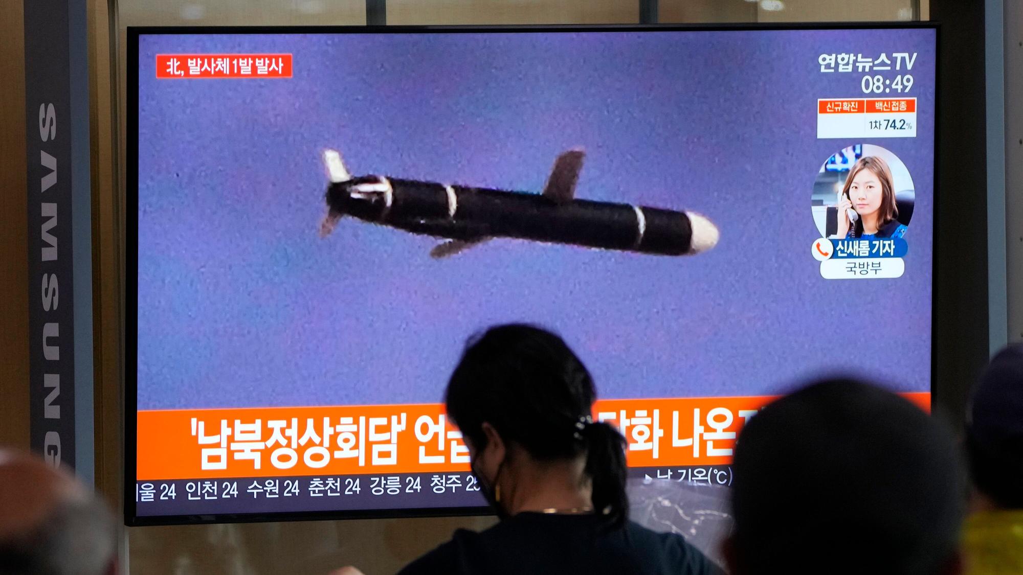 Menschen im Seouler Bahnhof sehen während einer Nachrichtensendung ein Fernsehbild des nordkoreanischen Raketenstarts. Nordkorea hat eine neue Hyperschallrakete getestet.