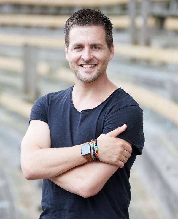 Musiker Alexander Klaws posiert auf einem Foto vom 12. Juli 2021 im Amphitheater bei den Karl-May-Spielen in Bad Segeberg.