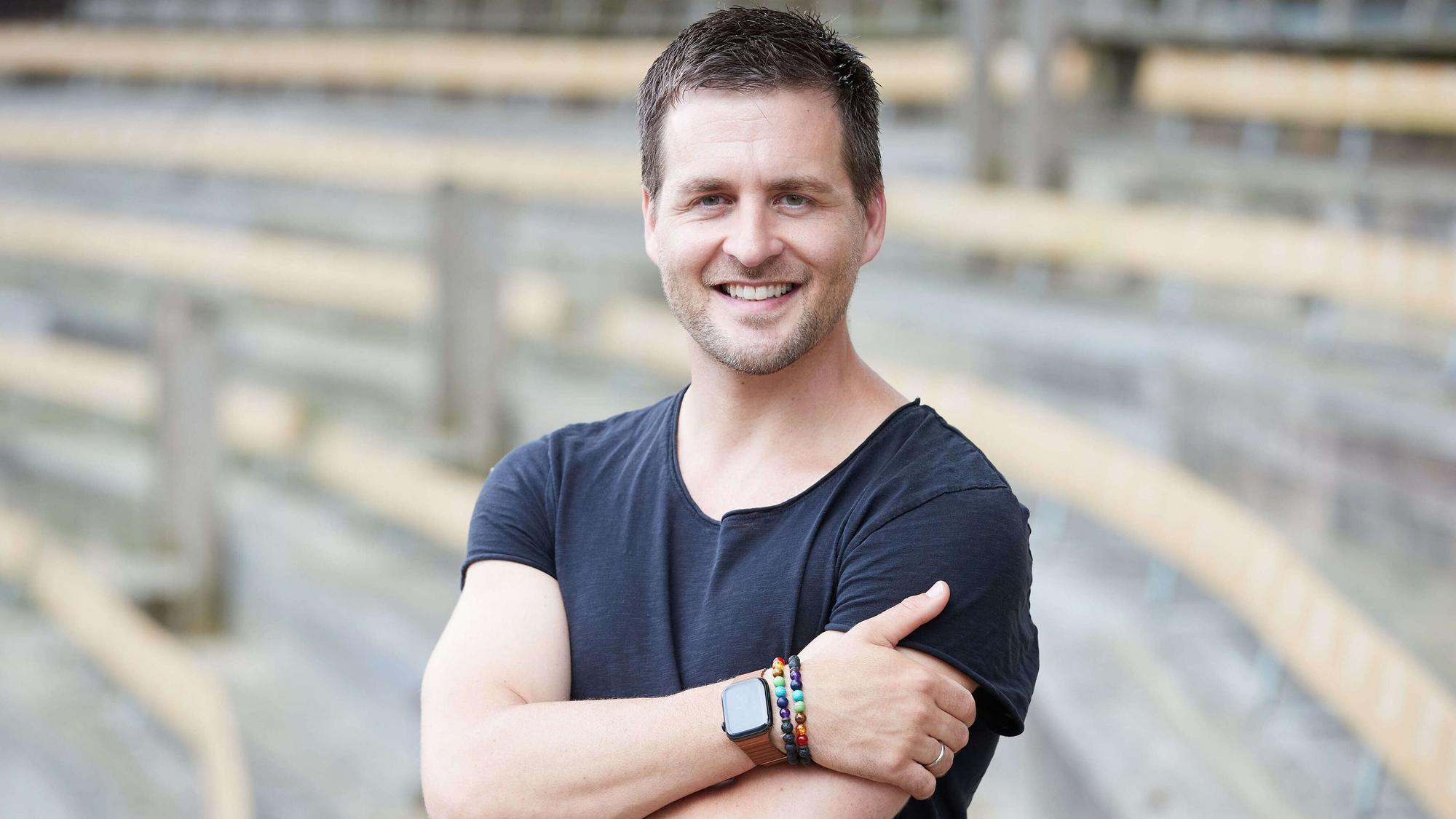 Musiker Alexander Klaws posiert auf einem Foto vom 12. Juli 2021 im Amphitheater bei den Karl-May-Spielen in Bad Segeberg.