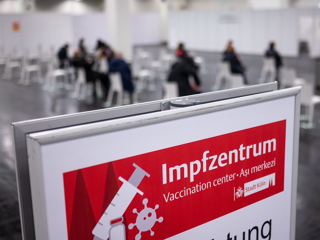 Das Foto zeigt ein Impfzentrum in der Messe Düsseldorf im Dezember 2020. Am Donnerstag (30. September) werden die letzten Impfzentren in NRW geschlossen.