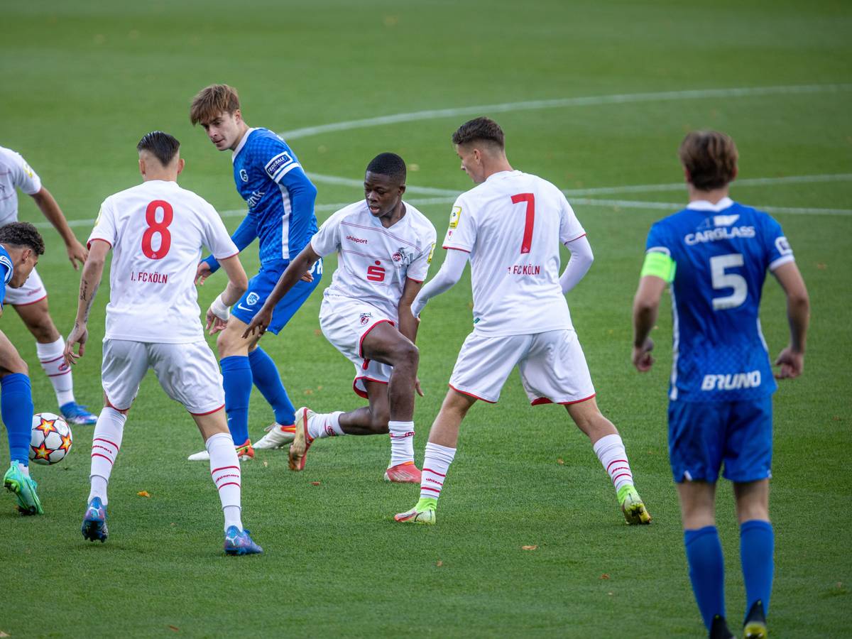 29.09.2021, Köln, UEFA Youth League: 1. FC Köln U19 - KRC Genk: Pierre Nadjombe (2, Mitte) verliert den Ball. Foto: Matthias Heinekamp