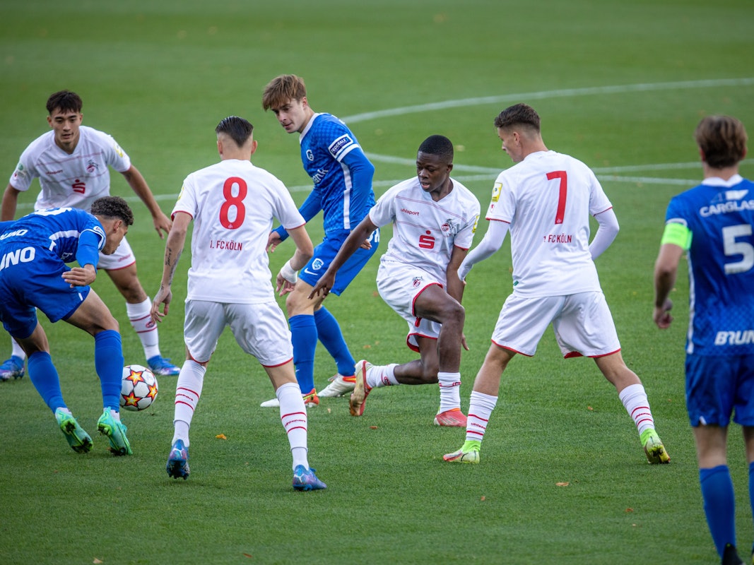 29.09.2021, Köln, UEFA Youth League: 1. FC Köln U19 - KRC Genk: Pierre Nadjombe (2, Mitte) verliert den Ball. Foto: Matthias Heinekamp